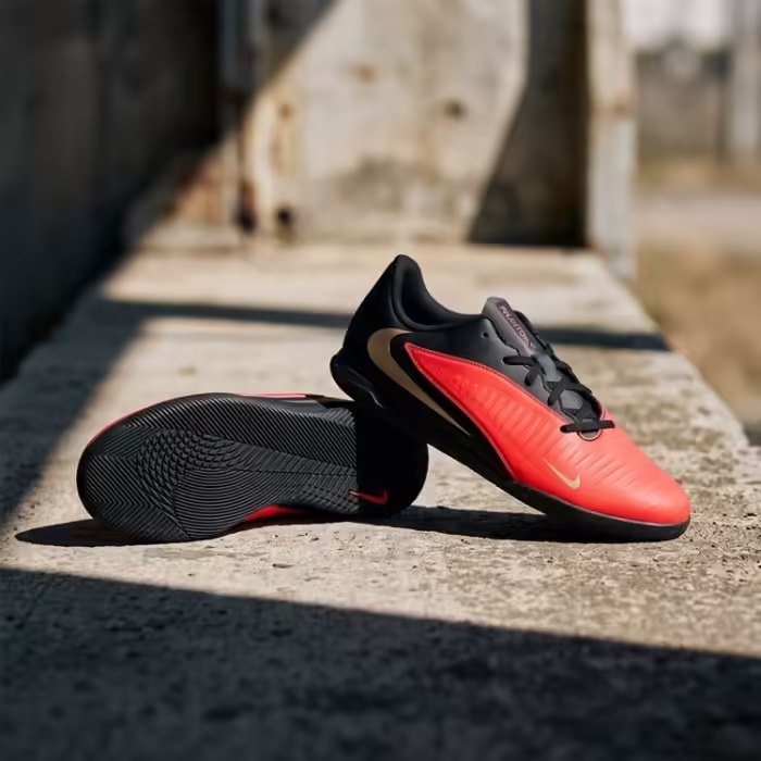 Бутсы Nike PHANTOM 6 LOW CLUB IC Красный 36.5 - 8