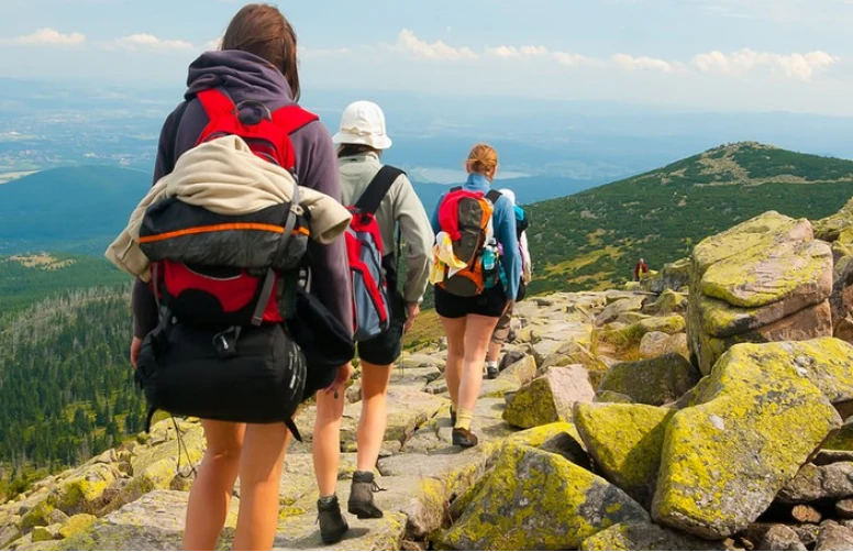 Cum să alegi haine pentru turism și activități în aer liber?
