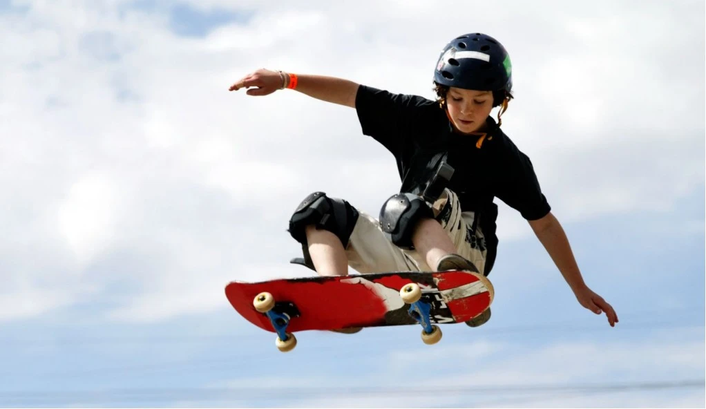 Reguli de siguranță la patinaj role, trotinete și skateboard-uri