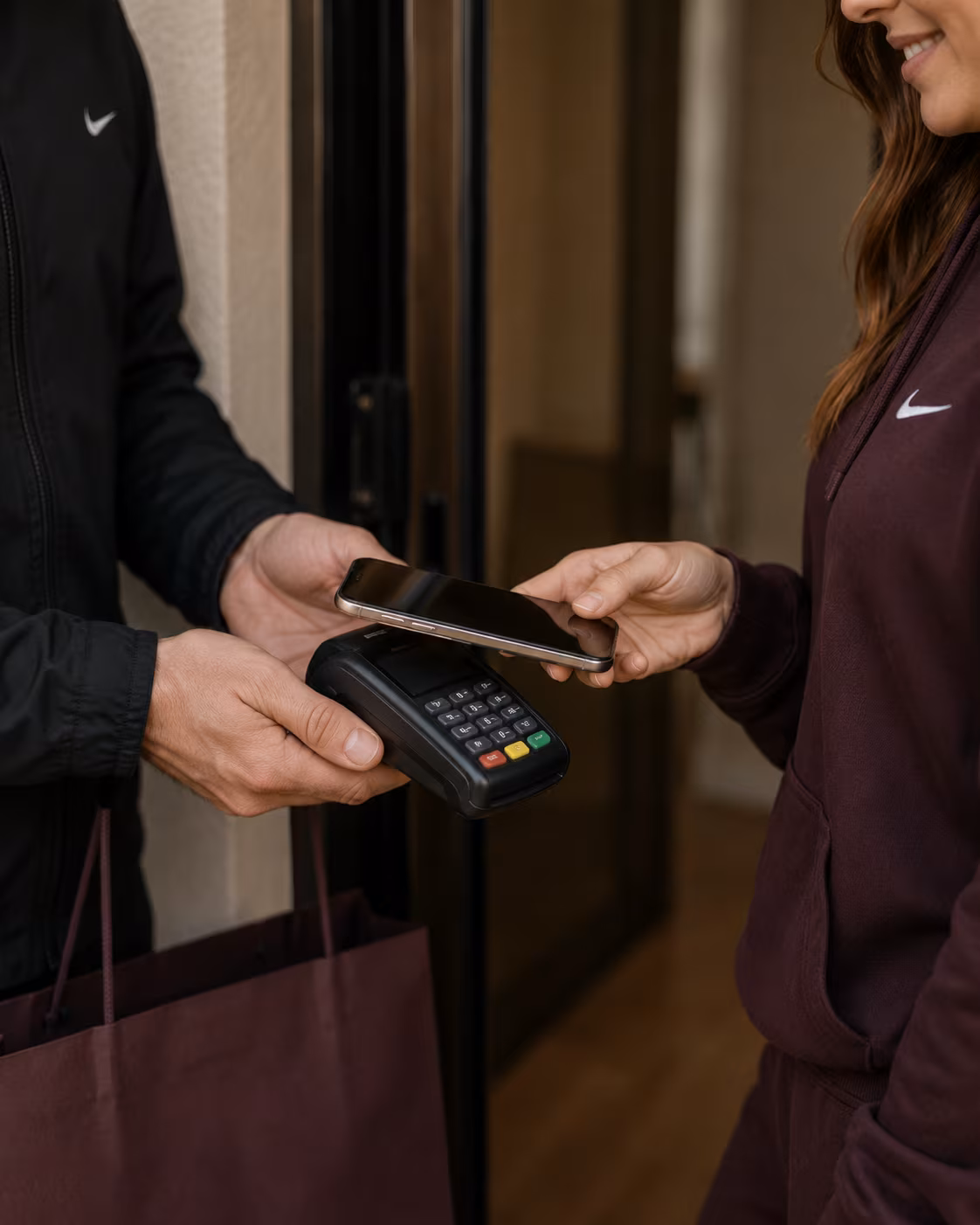 Clientul plătește curierului produsele alese