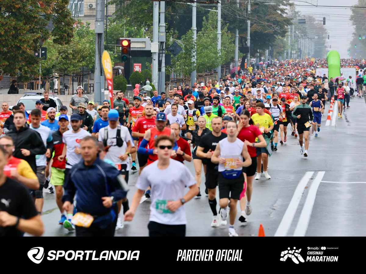 Участники Chișinău Marathon 2026 бегут под дождём